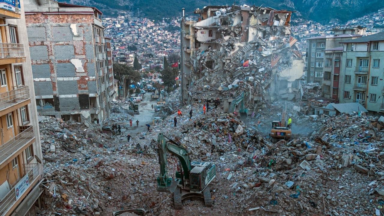 Karakas yakınlarında 39 saniyede 7.5 ve 7.2 büyüklüğünde iki deprem sonrası Venezuela’da OHAL ilanı