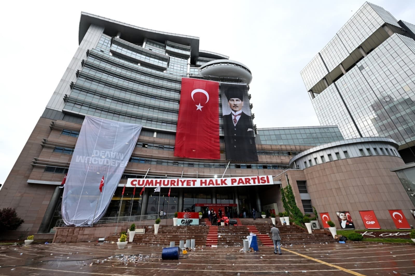 CHP'de İktidar Mücadelesi: Kılıçdaroğlu ve Özgür Özel'in Gergin Süreci