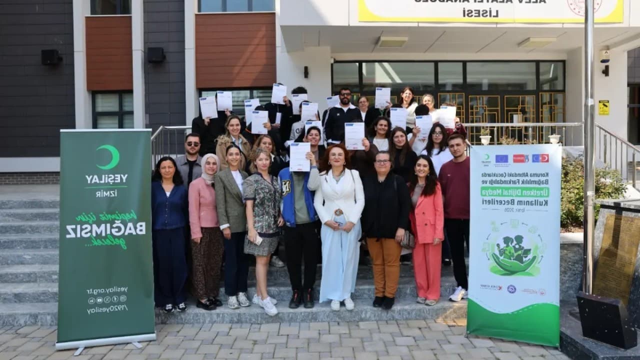 İzmir'de 60 Çocuk Dijital Bağımlılıkla Mücadele Eğitimi Aldı (12-17 Yaş)