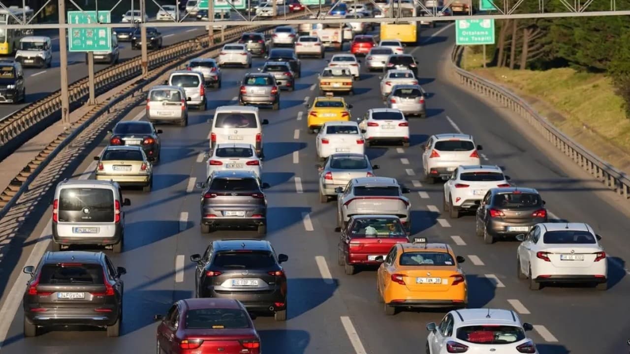 TÜİK: Türkiye'de Araç Sayısı 34 Milyona Ulaştı, En Popüler Renk Gri (%42)