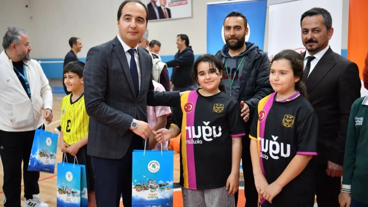 Yeşilyurt'ta Genç Sporcuların Yarıştığı Turnuvada Ödüller Sahiplerini Buldu
