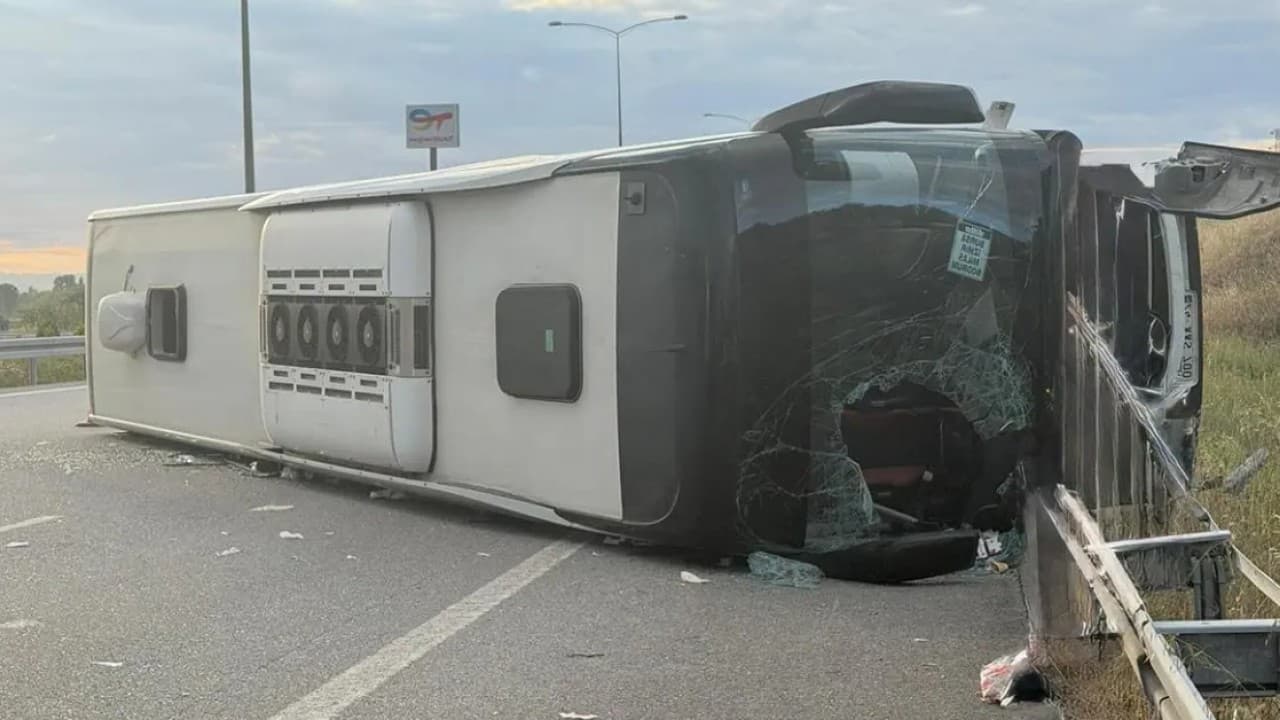 İstanbul-İzmir Otoyolu'nda Yolcu Otobüsü Devrildi: 25 Yaralı