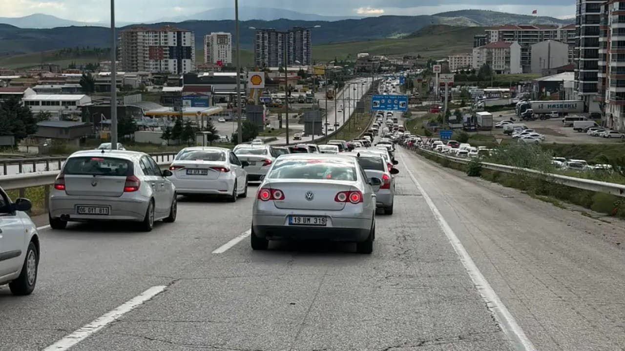 Havza'da Trafik Yoğunluğu: Uzun Araç Kuyrukları Oluştu