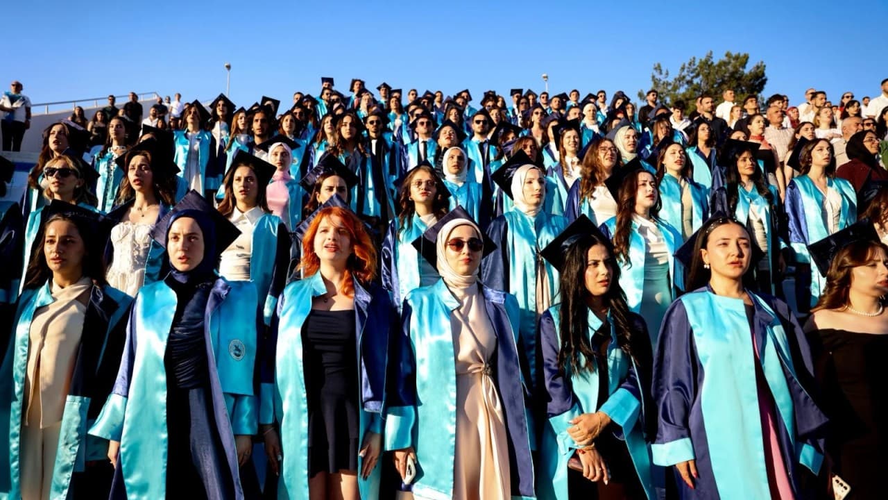 Dokuz Eylülde Hemşirelik Mezuniyet Töreni Coşkuyla Gerçekleşti