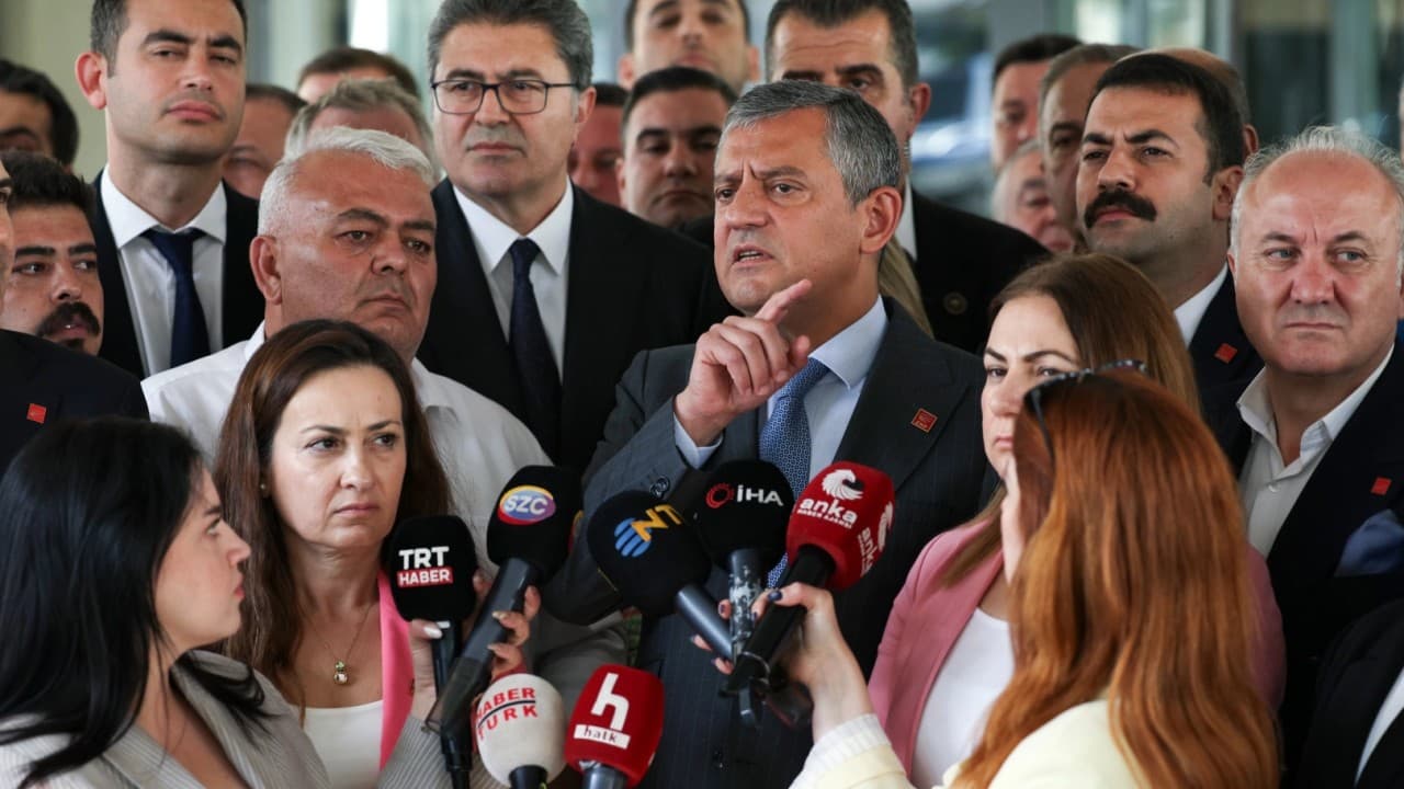 CHP'de Olağanüstü Kurultay Süreci: Özgür Özel'in Açıklamaları