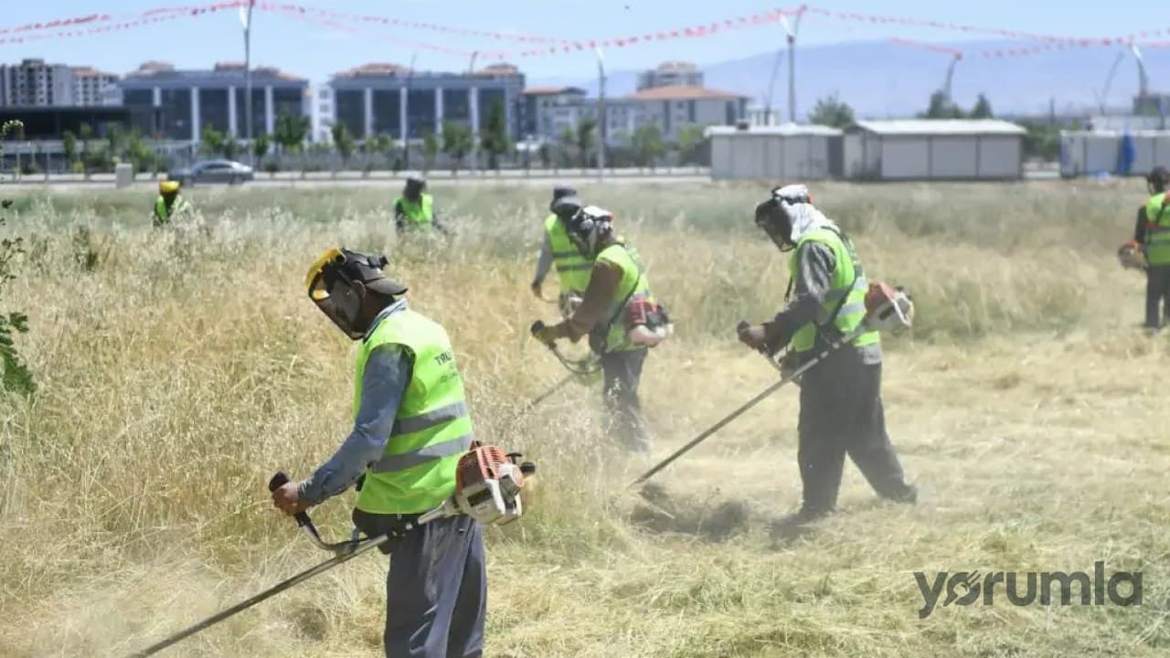 Yeşilyurt Belediyesi Yaz Aylarında Yangın Riskine Karşı Temizlik Çalışmaları Yapıyor