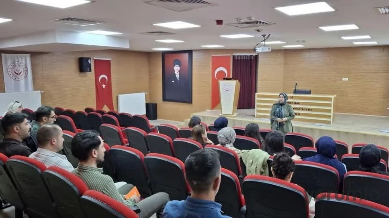 Yeşilay Kars Şubesi'nden Aile ve Sosyal Hizmetler Personeline Teknoloji Bağımlılığı Eğitimi