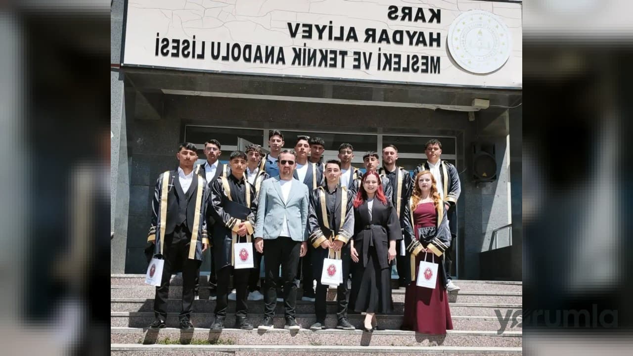 Kars'ta İlk Veteriner Sağlık Teknisyenleri Mezuniyetinde Kurumsal Hediyeler Verildi