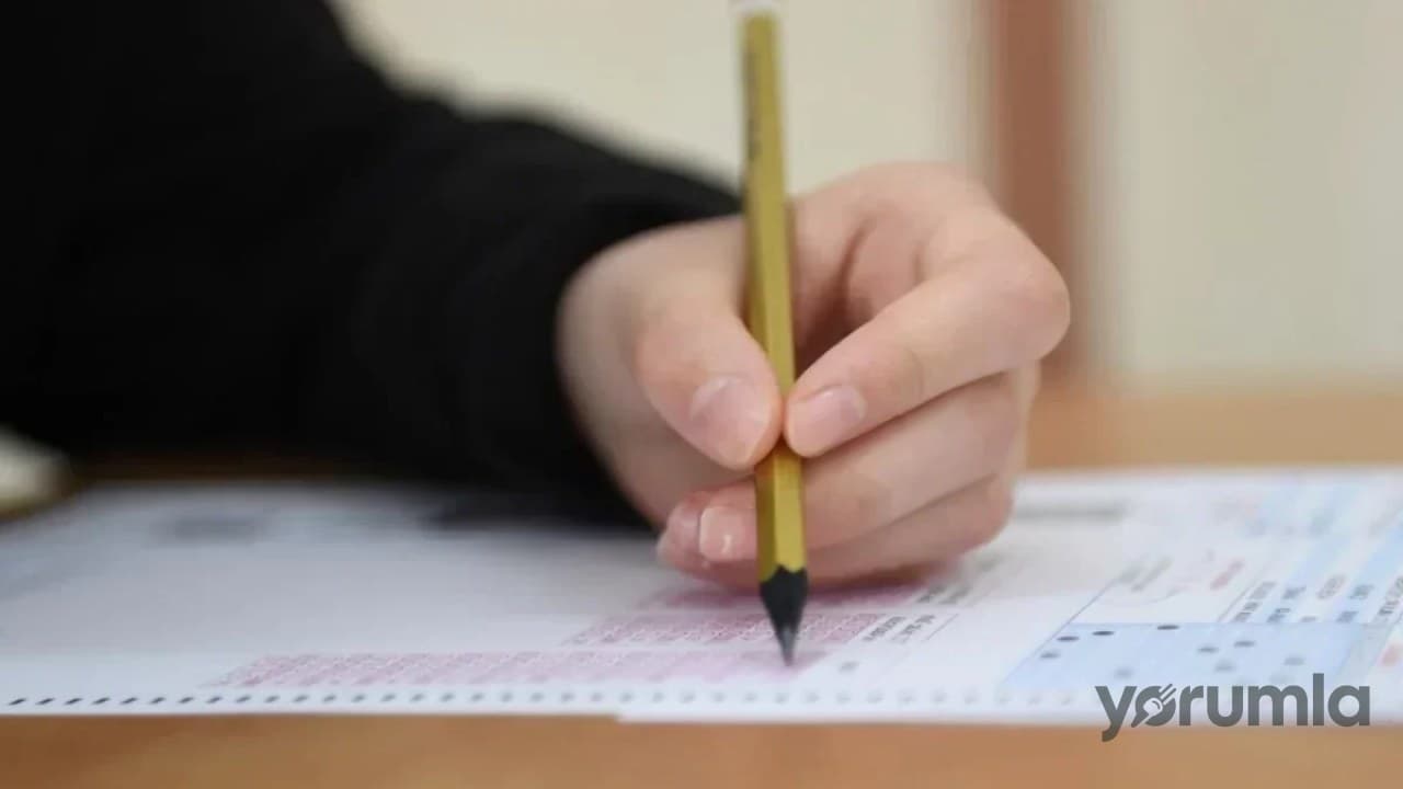 8., hazırlık, 9. ve 10. sınıf öğrencilerine yönelik 110 dakikalık İngilizce ve Almanca sınavında 50 soru soruldu