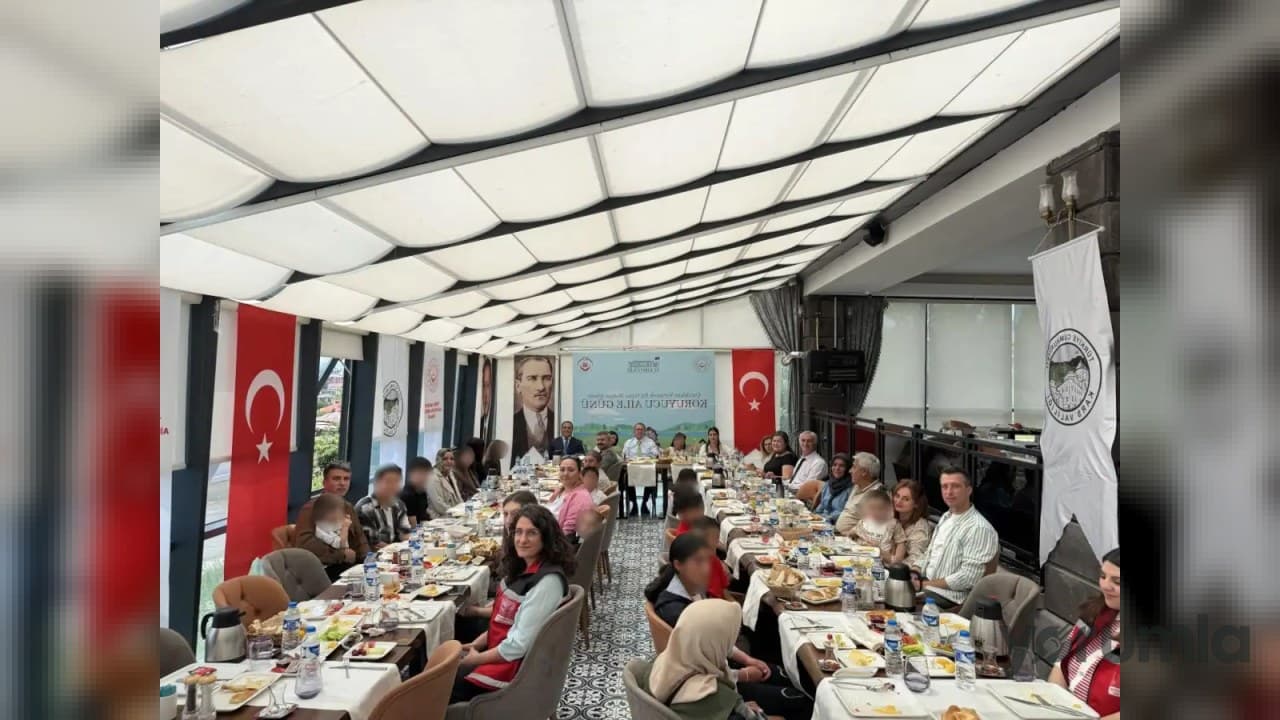 İstanbul'da 30 Haziran Koruyucu Aile Günü etkinliğinde Vali Ziya Polat çocuklarla buluştu