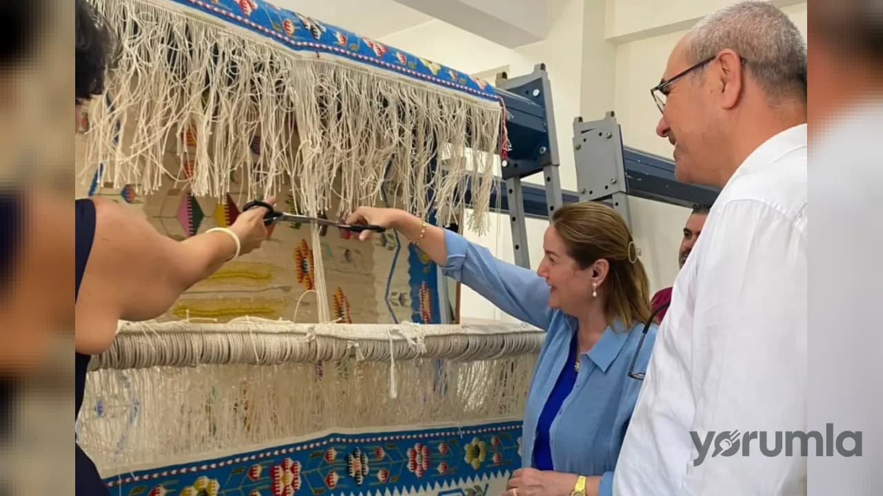 Kaymakam Gevrek Halk Eğitim Merkezi’nde kursları inceleyip kilim dokumasını tamamladı