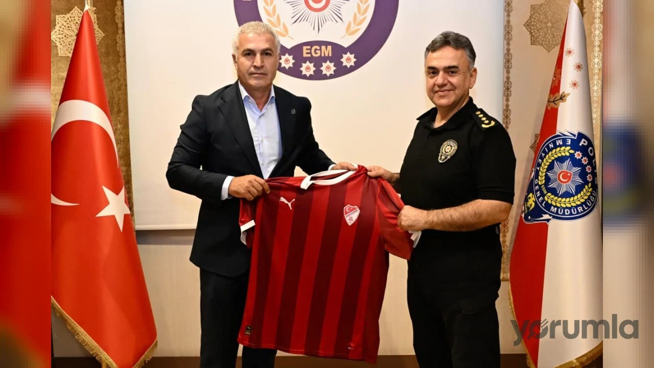 Ahmet Toprak, Aydın Karan’ı makamında ziyaret edip Elazığspor forması verdi