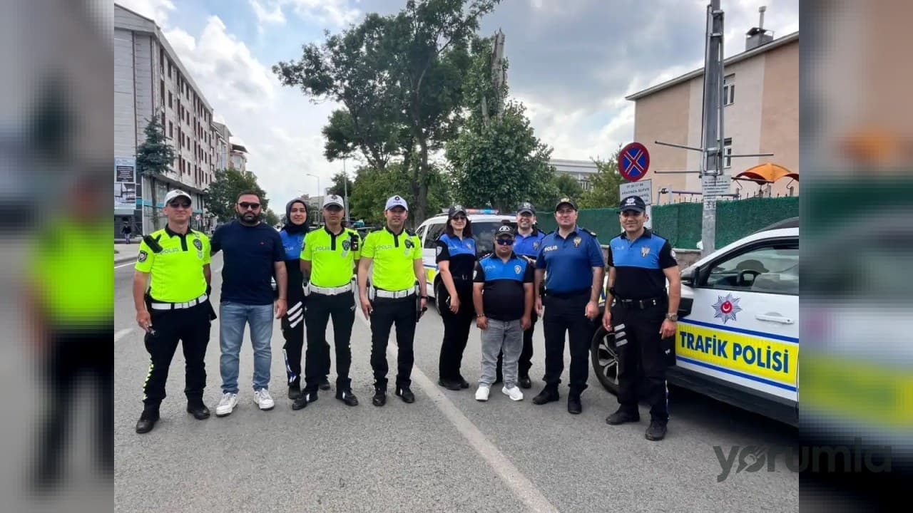 Ömer Kars Cumhuriyet Meydanı’nda trafik polisleriyle denetim sürecini inceledi