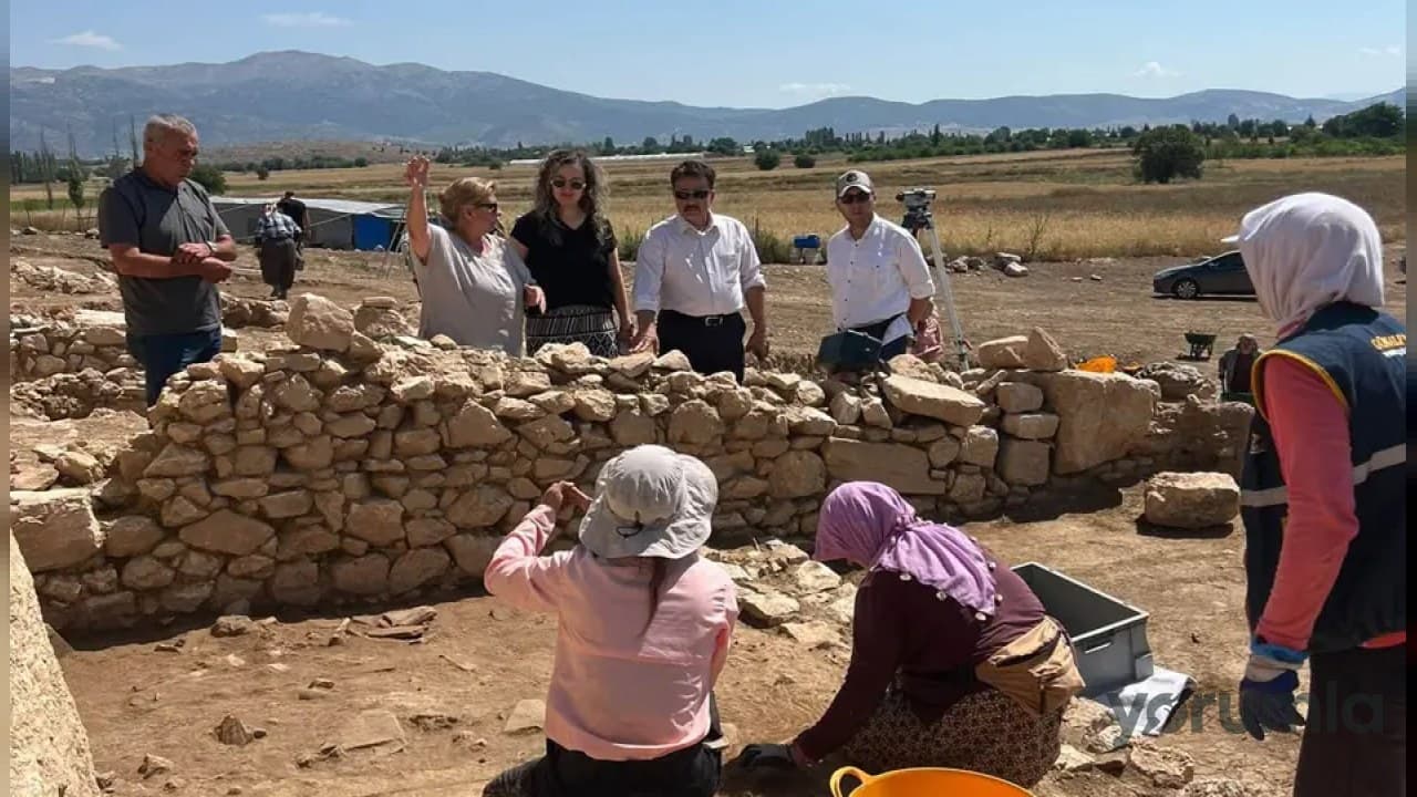 Vural Oğuzlar ve Huriye Yalçın Seleukeia Sidera kazı alanını ziyaret etti