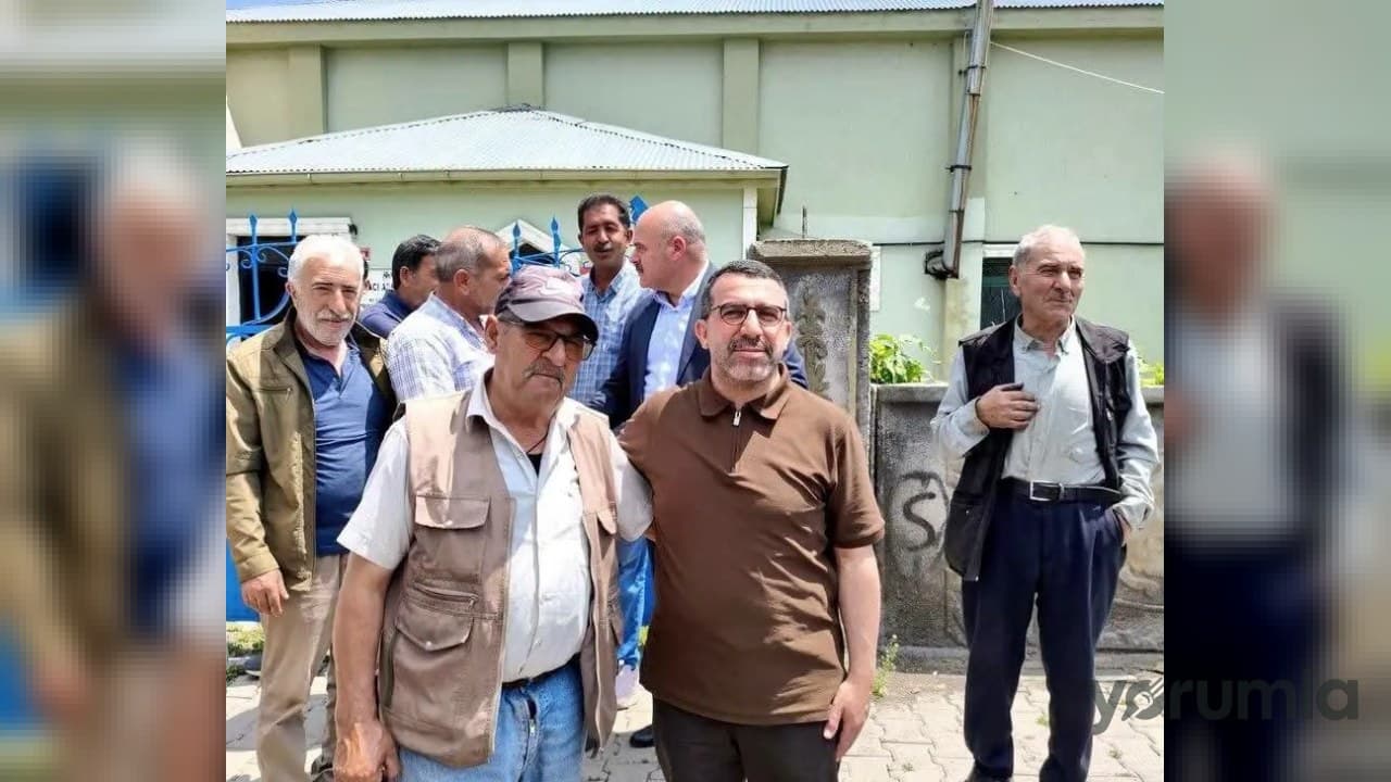 AK Parti Kars Milletvekili Adem Çalkın Cuma sonrası Hacı Adnan Camii’ni ziyaret etti