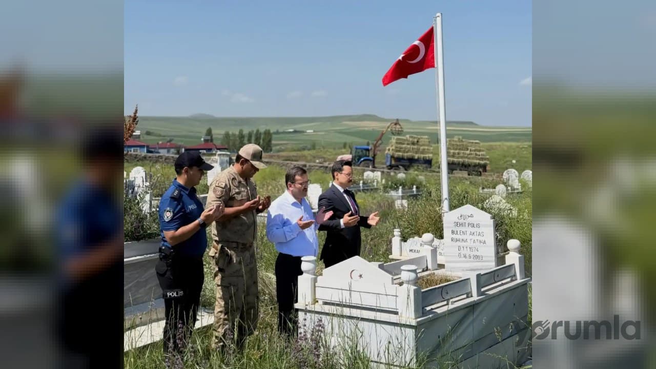 Kars’ta 15 Temmuz anma: Şehit kabirlerine karanfil bırakıldı