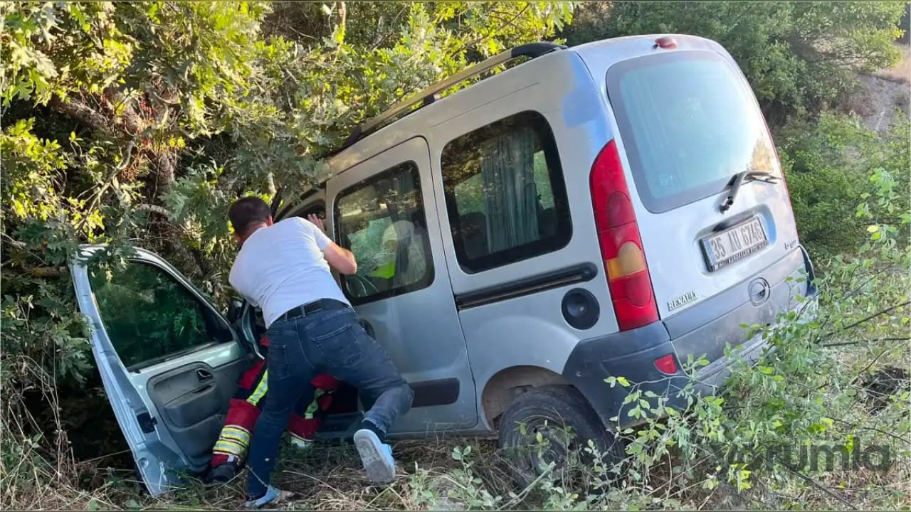 Balıkesir’de trafik kazası: Sürücü araçta sıkıştı, sağlık ekiplerine teslim edildi