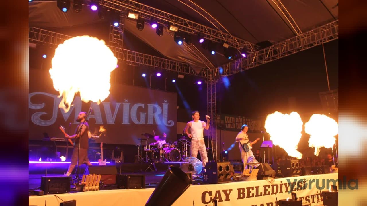 Çay Vişne ve Eber Sarısı Festivali’nde çekilişle imzalı gitar hediye edildi