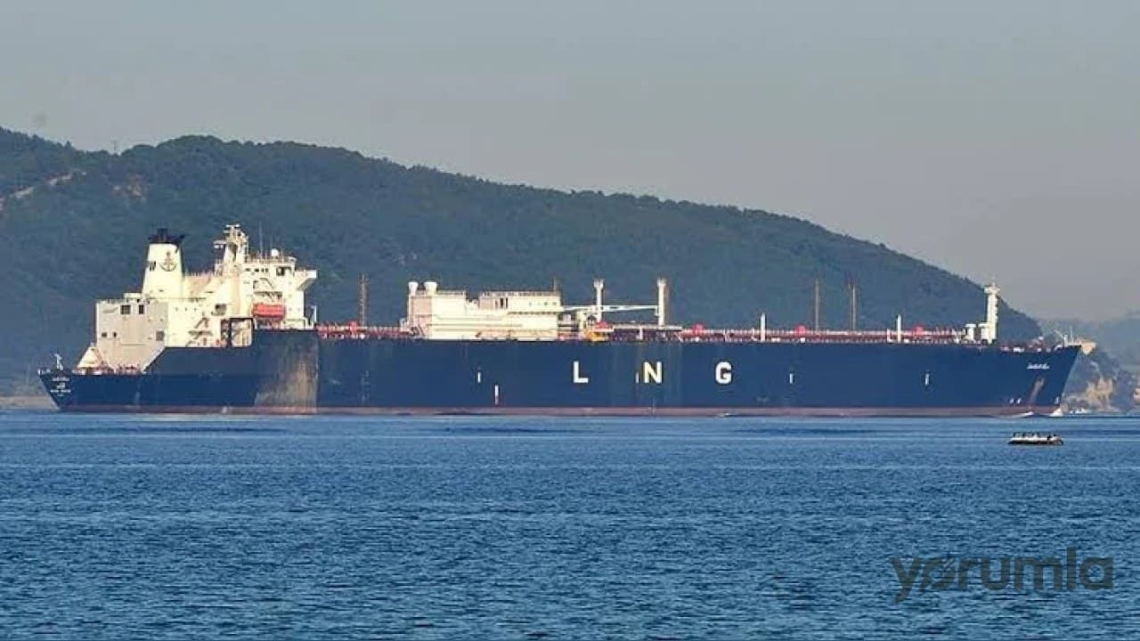 İran: Hürmüz’de patlayan iki petrol tankerinin rotası güvenli değil