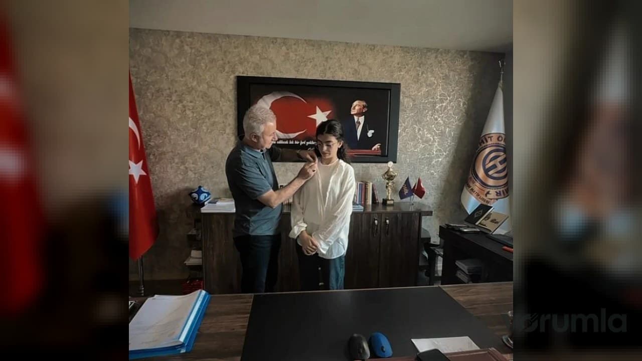 Okul Müdürü Kahraman Selçuk’tan başarılı öğrenci Berra Şiman’a çeyrek altın ödül