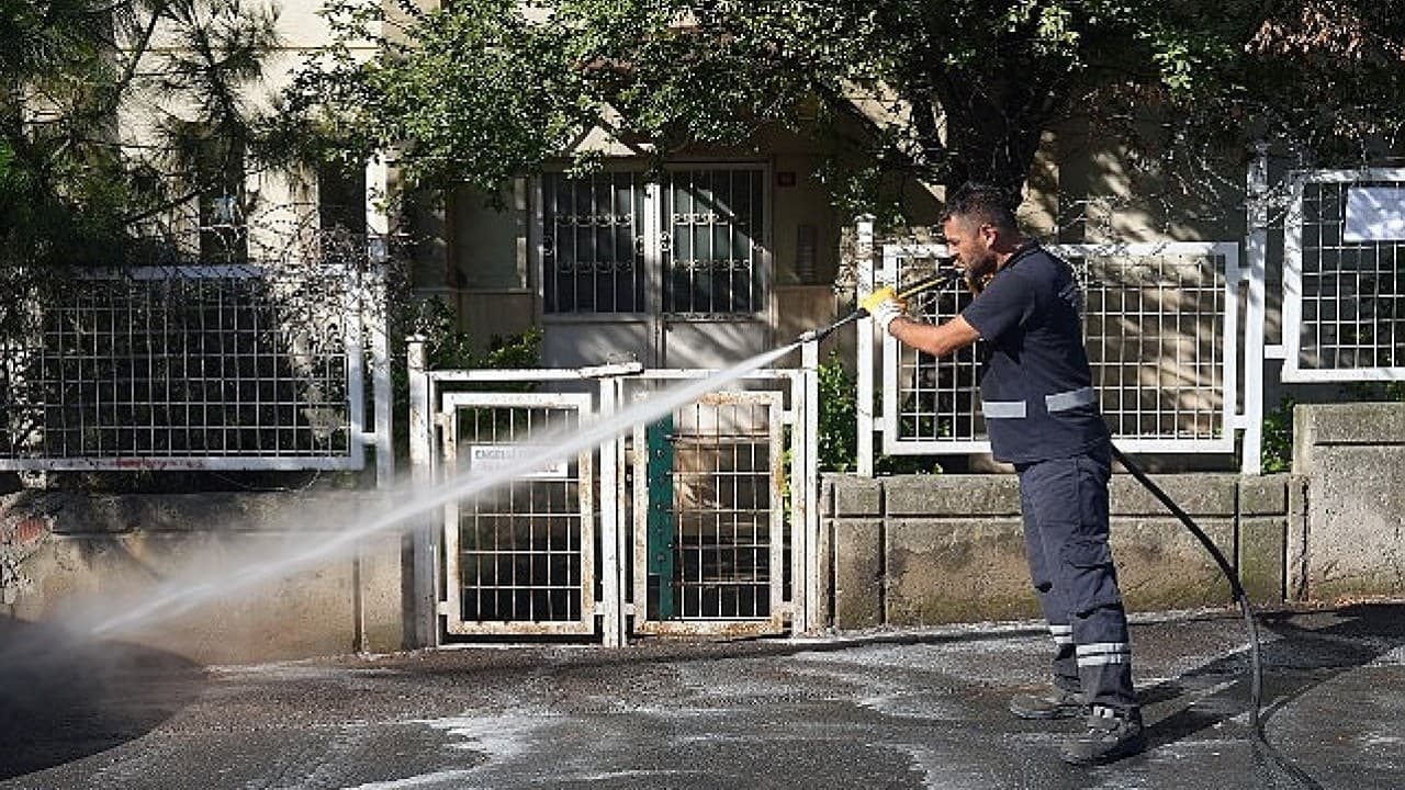 Maltepe'de köpüklü suyla köşe bucak temizlik: Aydınevler Mahallesi'nde hijyen seferberliği!