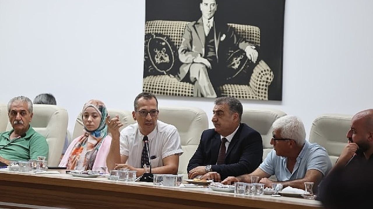 Karabağlar'da esnaf ve meslek odalarıyla kritik zirve: Başkan Kınay'dan şeffaf yönetim ve takipçilik uyarısı!