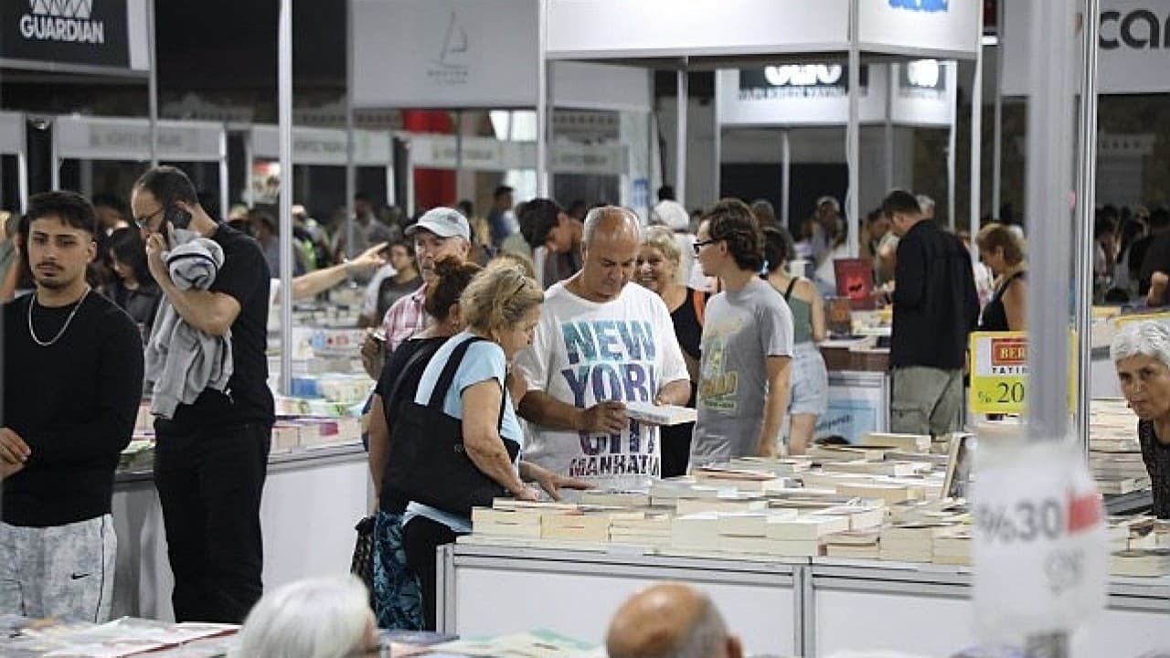 8. Edremit Kitap Fuarı kapılarını açtı: Celal Şengör ve dev isimler "Ölmez Ağaç" gölgesinde buluştu!