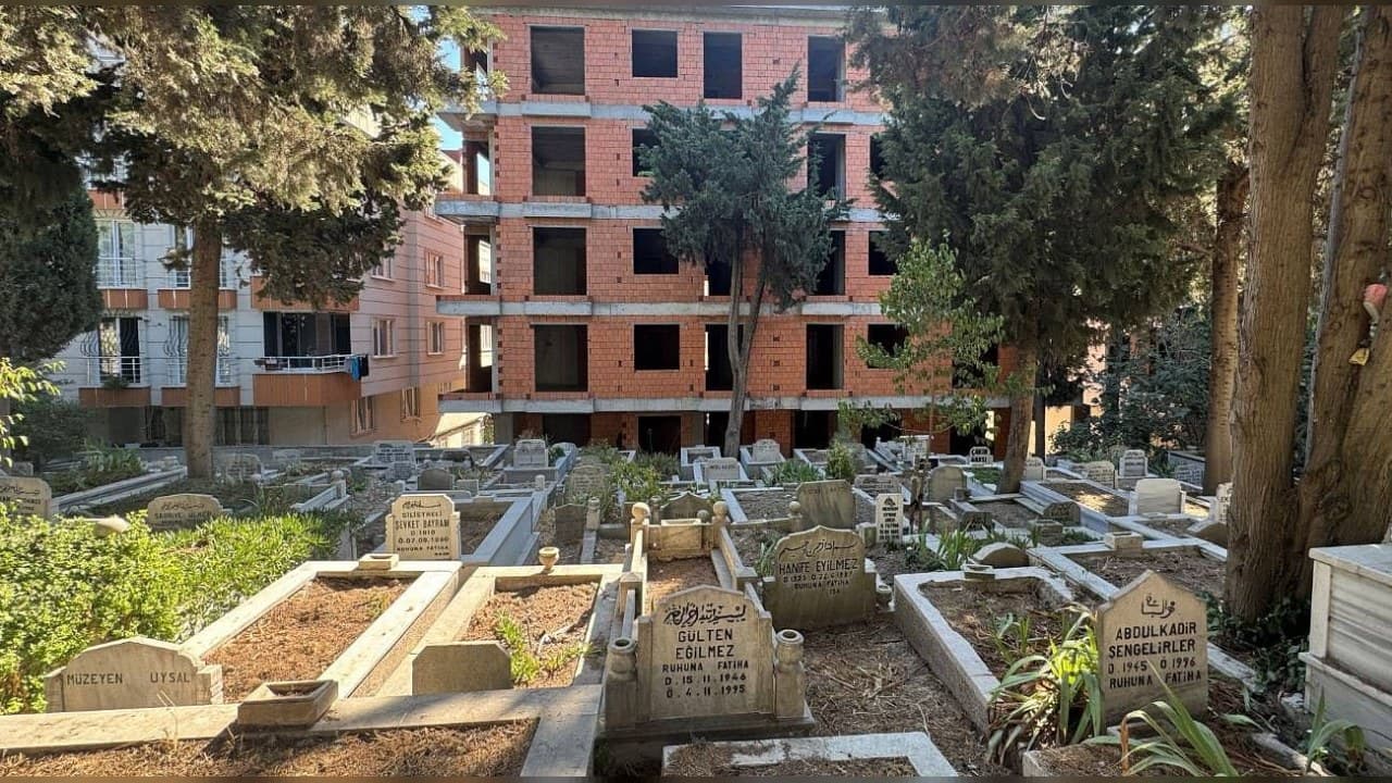 Avcılar’da mezarlık yanına yapılan binalar şaşırttı