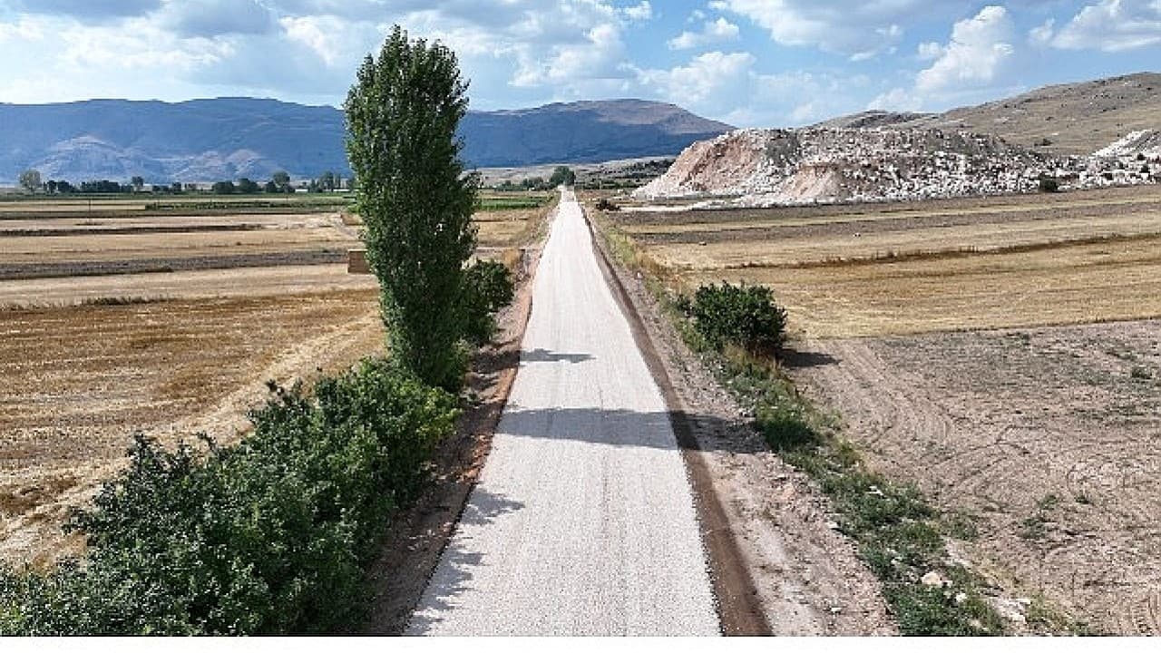 Korkuteli’nde 3 kilometrelik yolda sathi asfalt çalışması tamamlandı