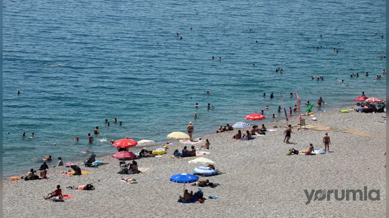 Antalya’da 40 derece hissi sahilleri doldurdu, kent merkezinde sessizlik hakim