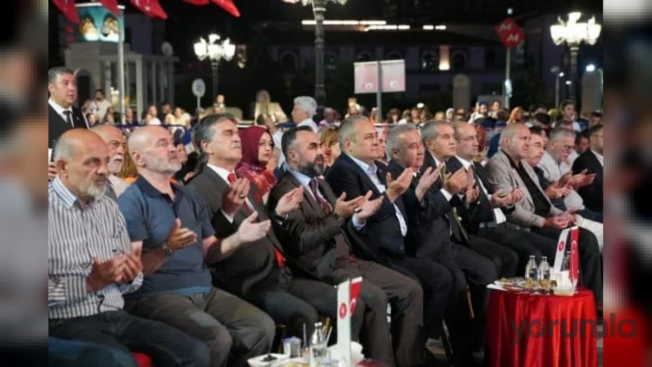 Keçiören Belediyesi’nin Mevlid Kandili programında kent meydanı dolup taştı