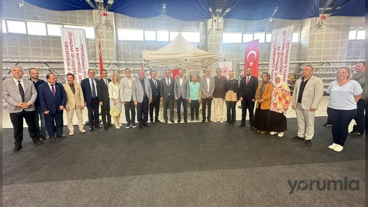 Yapı&İnşaat ve gayrimenkul sektörünü buluşturan YAPISPARTA Fuarı düzenlenen açılış töreniyle kapılarını ziyaretçilere açtı. Açılış törenine Isparta Vali Yardımcısı Adnan Tezcan, AK Parti Isparta Milletvekili Mehmet Uğur Gökgöz, Isparta Belediye Başkanı Şü
