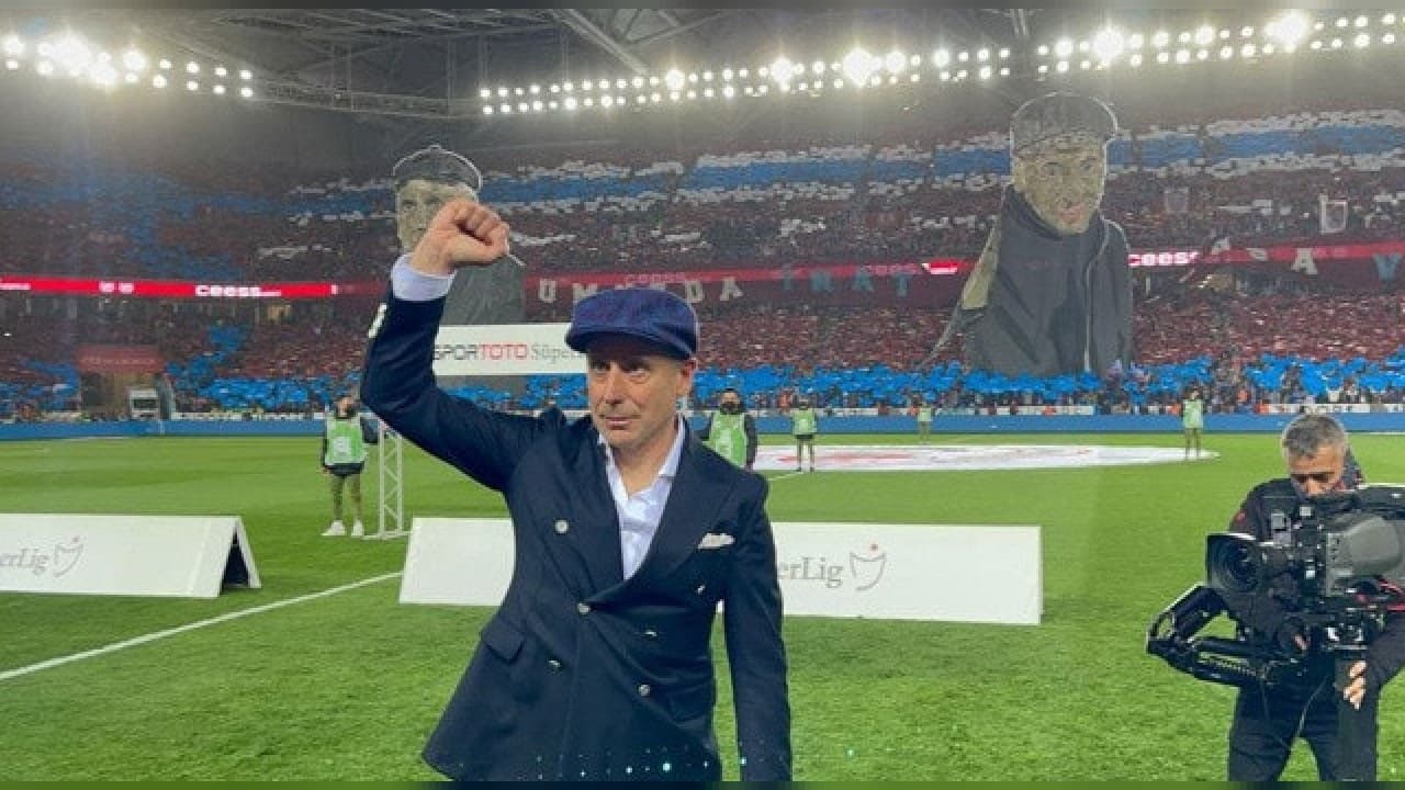 Abdullah Avcı, soyunma odasında Beşiktaş’ı izledikten sonra “bu sene biz şampiyon olacağız” dedi