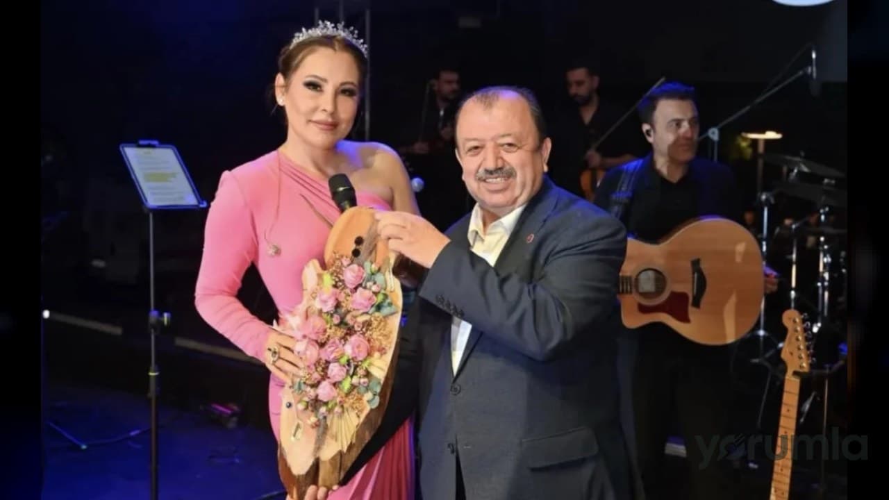 İsparta’da 30 Ağustos konserinde Funda Arar sahne aldı