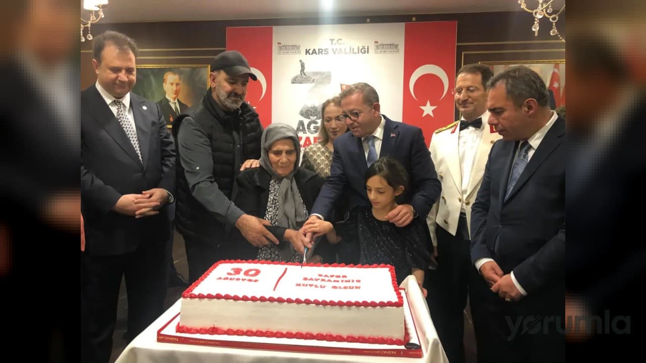 Kars’ta 30 Ağustos kabul töreninde Vali Ziya Polat tebrikleri aldı