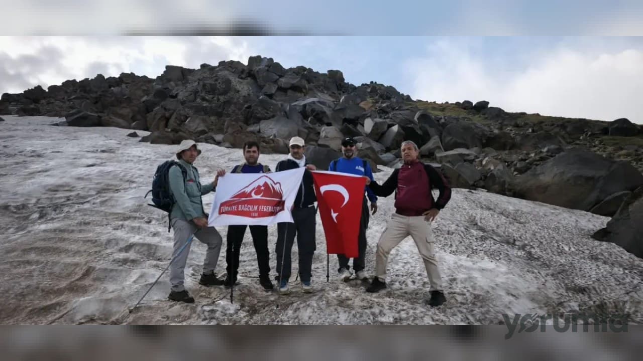 Süphan Dağı’nda “30 Ağustos Zafer Bayramı” tırmanışı: Ağrılı dağcılar zirveye çıktı