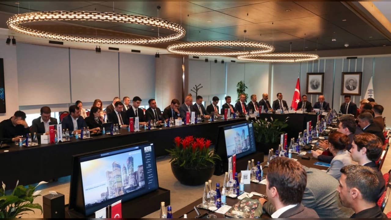 Halkbank Kuleleri’ndeki toplantı: 3. halka arz hazırlıkları ve yeni 5 yıllık strateji yatırımcılarla paylaşıldı