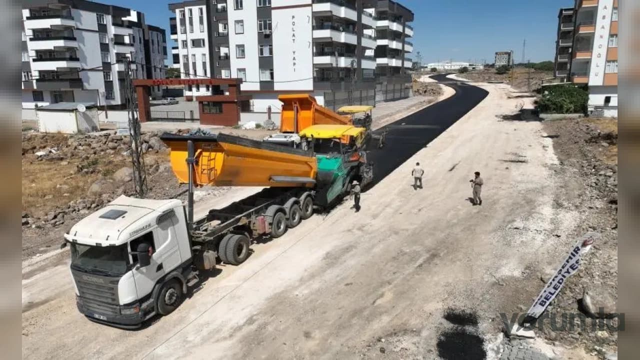 Şanlıurfa Büyükşehir, Esmerçayır’da Ramazan Baran Bulvarı’nı 700 metrelik sıcak asfaltla yeniledi