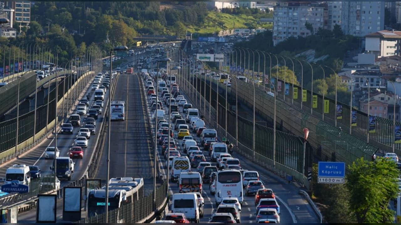 Okulların açılmasıyla İstanbul trafiğinde ilk mesai yoğunluğu