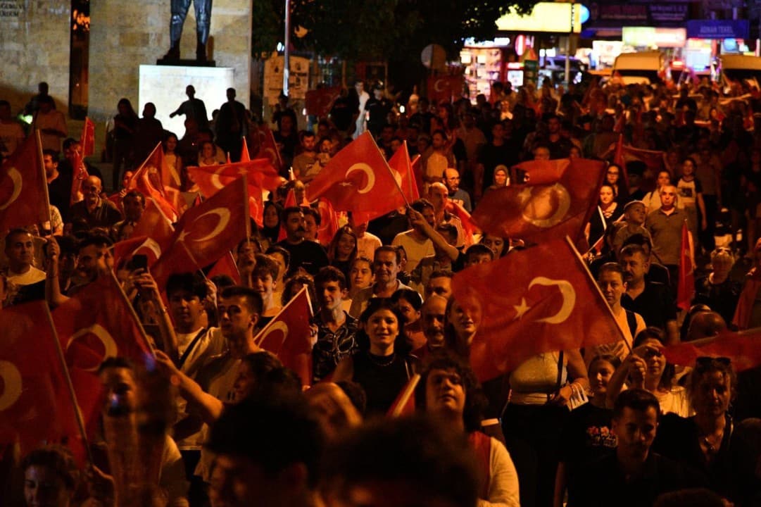 Balıkesir'de Unutulmaz Gece: Manyas'ın Kurtuluşunun 104. Yılı Fener Alayıyla Kutlandı