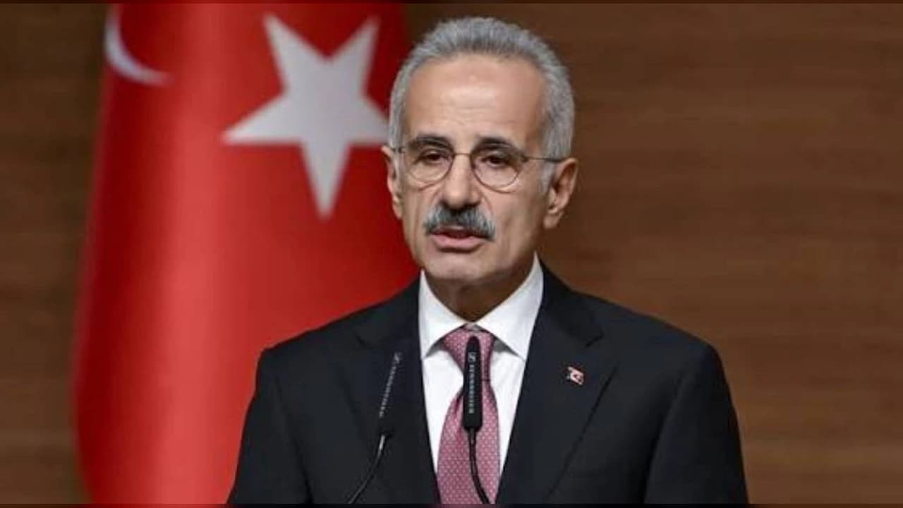 Bakan Uraloğlu "Uçuş Rehberim" Uygulamasını Duyurdu: Havalimanlarında Ücretsiz İnternet ve Anlık Takip Devri