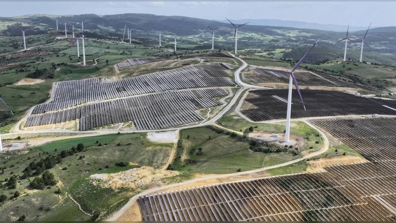Bakan Bayraktar'dan kritik elektrik şebekesi açıklaması: 28 milyar dolarlık dev yatırım