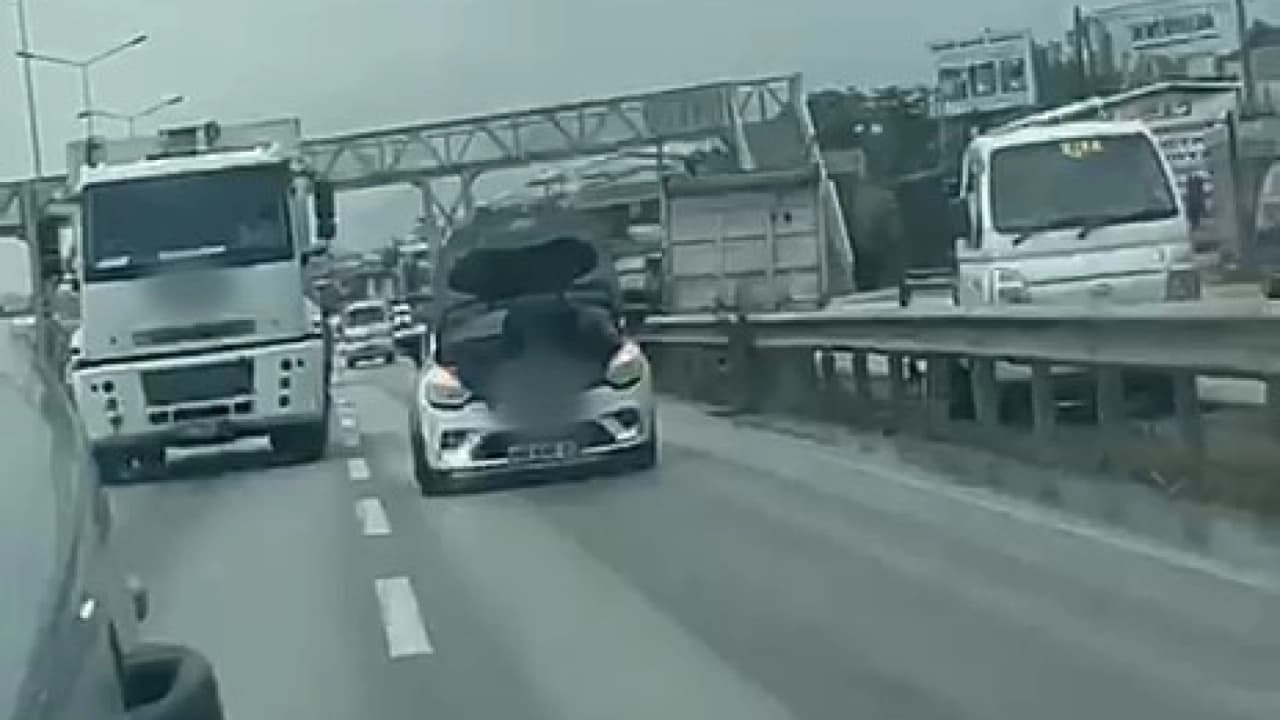 Bursa'da Akılalmaz Görüntü: Seyir Halindeki Otomobilin Kaputunu Açıp Tamirat Yaptı