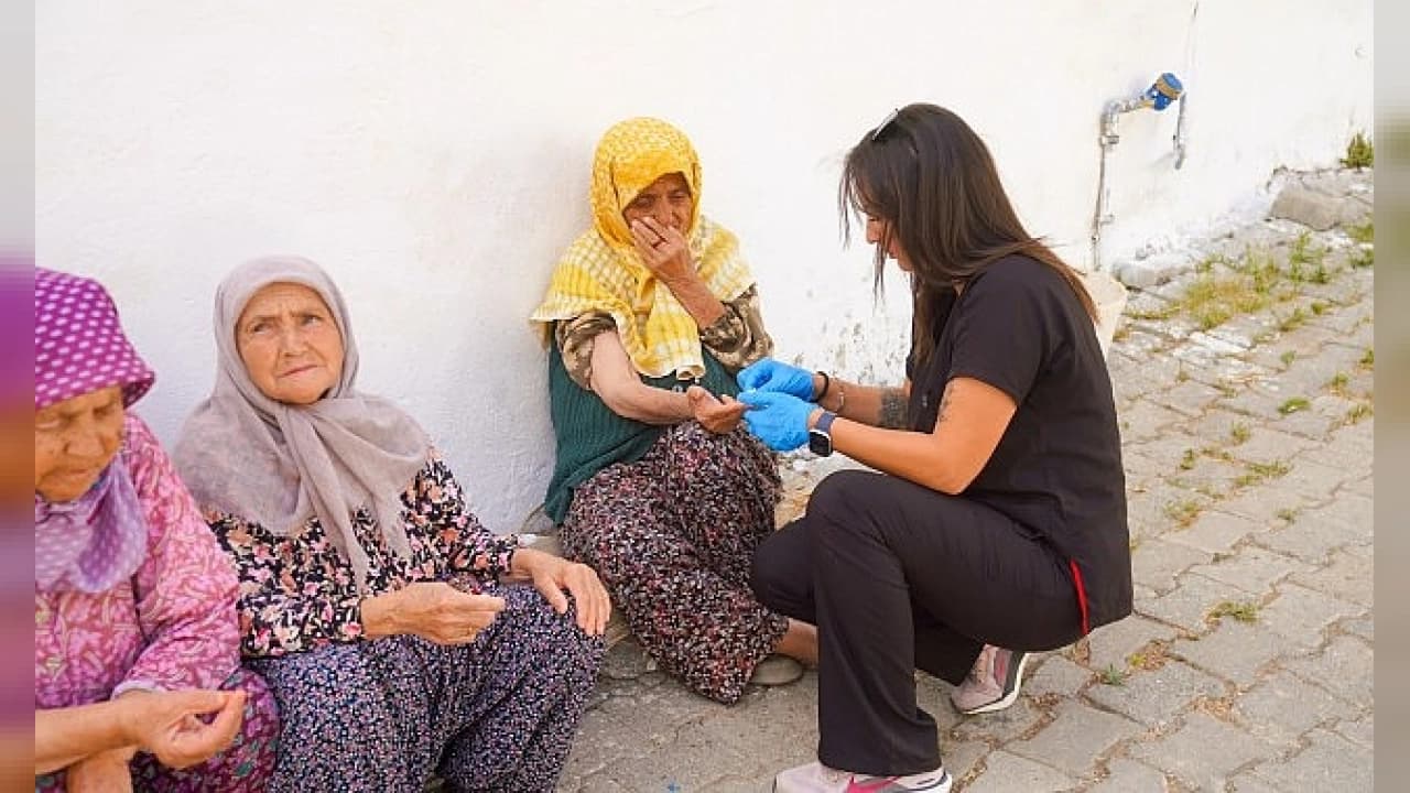 Seferihisar Belediyesi'nden Beyler Köyü'nde Evde Sağlık Hizmeti