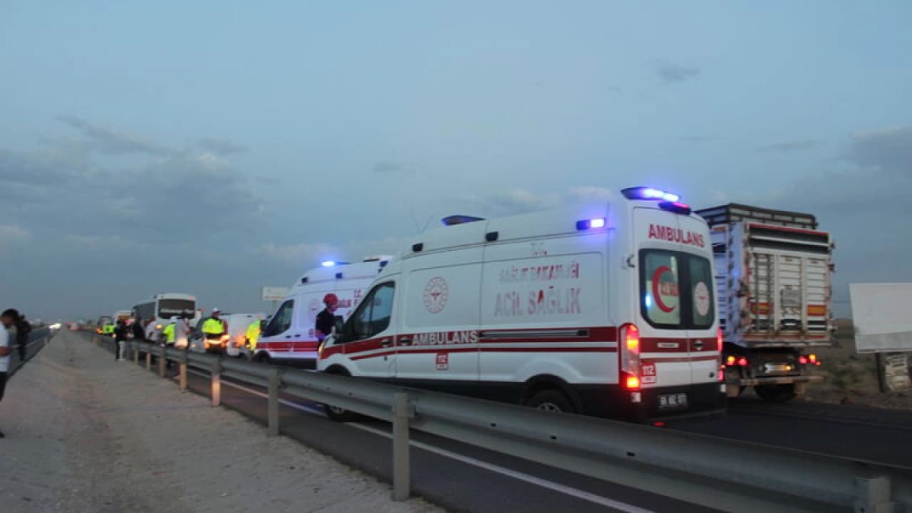 Aksaray-Konya Karayolunda Kum Fırtınası Dehşeti: 8 Araç Birbirine Girdi, 16 Yaralı