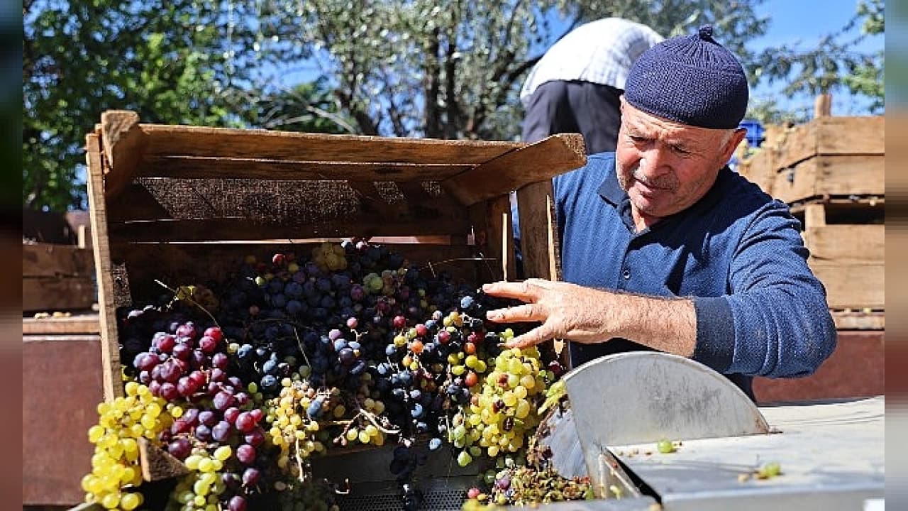 Antalya Büyükşehir Belediyesi'nden Elma Çiftçilerine Üzüm Sıkma Makinesi Desteği