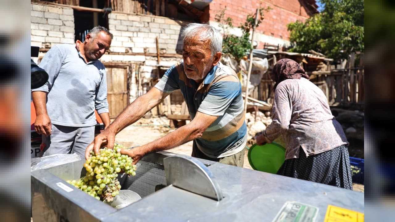 Antalya Büyükşehir Belediyesi'nden Elmalı'da Üreticilere Üzüm Sıkma Makinesi Desteği