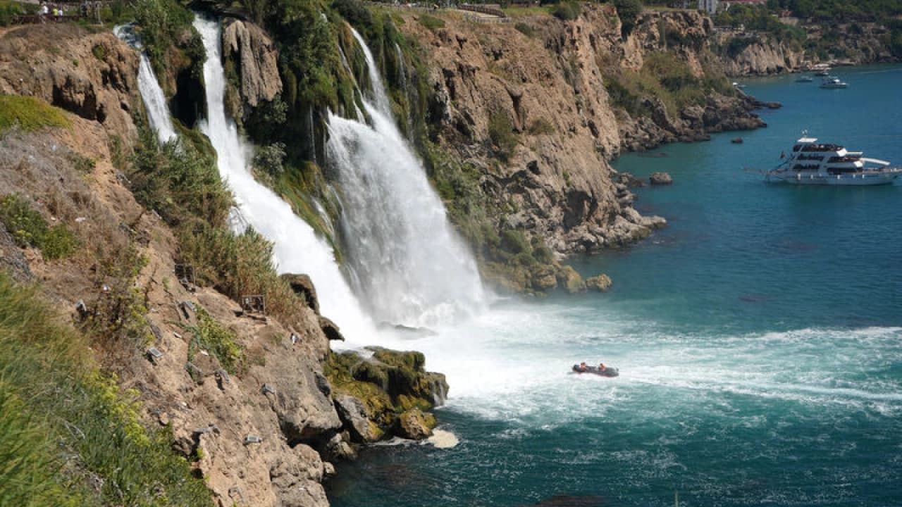 Antalya'da Düden Şelalesi'nde Tehlikeli Yolculuk: Turist Botları Akıntıya Direndi