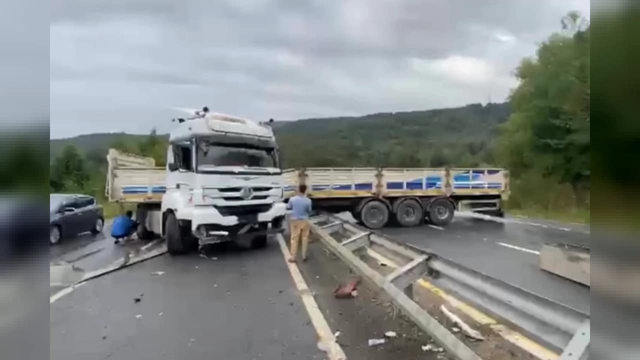 Düzce Akçakoca'da TIR Kazası: Şifalı Su Mevkiinde Trafik Felç Oldu