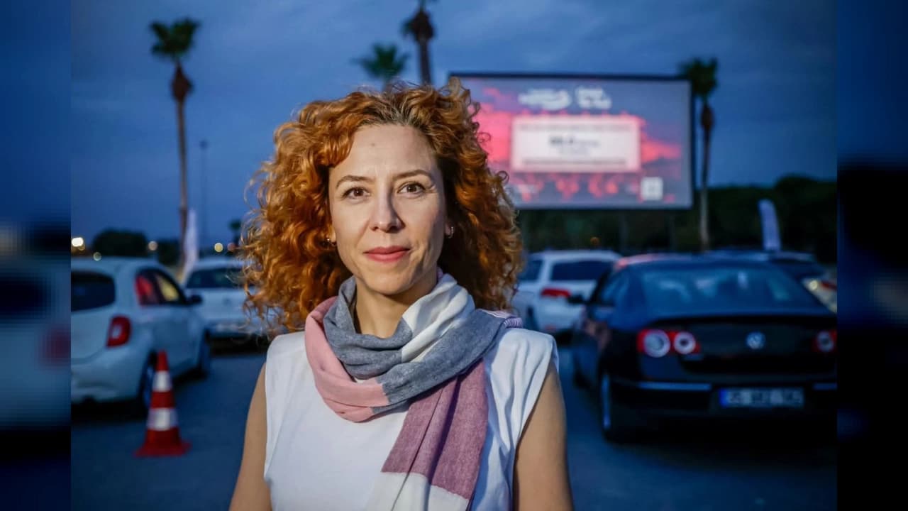 İzmir'de Araba Sineması Heyecanı Başladı: İnciraltı'nda Nostaljik Gece